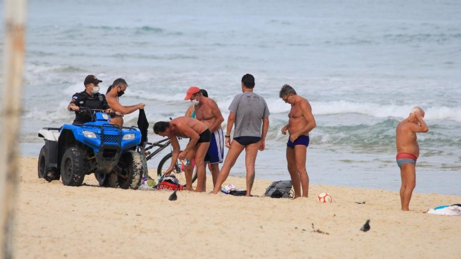 Renato Gaúcho é abordado por agente de fiscalização em praia no Rio de Janeiro - Agnews