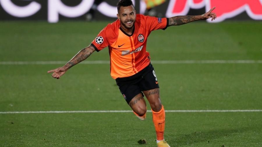 Dentinho celebra durante Real Madrid x Shakhtar Donetsk - Getty Images