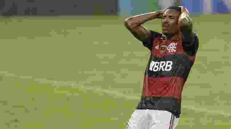 Vitinho lamenta na eliminação do Flamengo pelo Racing na Libertadores - ANTONIO LACERDA / POOL / AFP - ANTONIO LACERDA / POOL / AFP