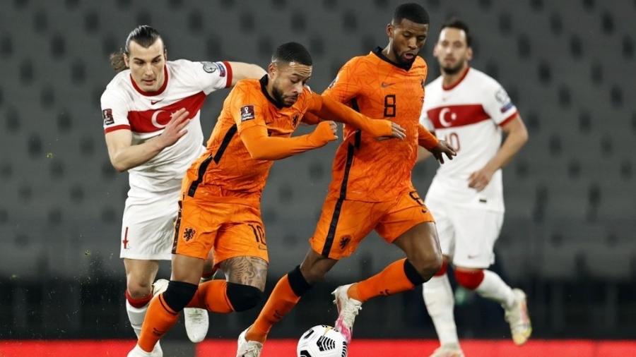 Memphis Depay e Georginio Wijnaldum, da Holanda, driblam turcos em jogo das Eliminatórias - ANP Sport/ANP Sport via Getty Images