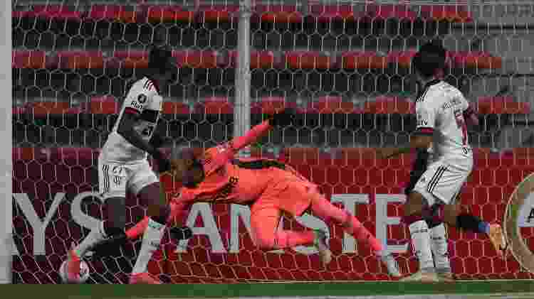 Willian Arão (dir.) acabou fazendo um gol contra na partida entre Flamengo e Unión La Calera no Chile - Pablo Sanhueza - Pool/Getty Images) - Pablo Sanhueza - Pool/Getty Images)