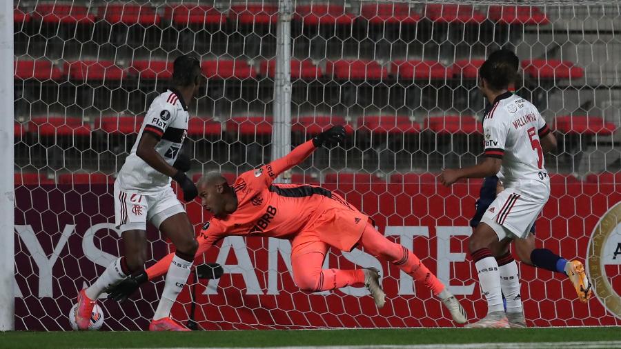 Willian Arão (dir.) acabou fazendo um gol contra na partida entre Flamengo e Unión La Calera no Chile - Pablo Sanhueza - Pool/Getty Images)