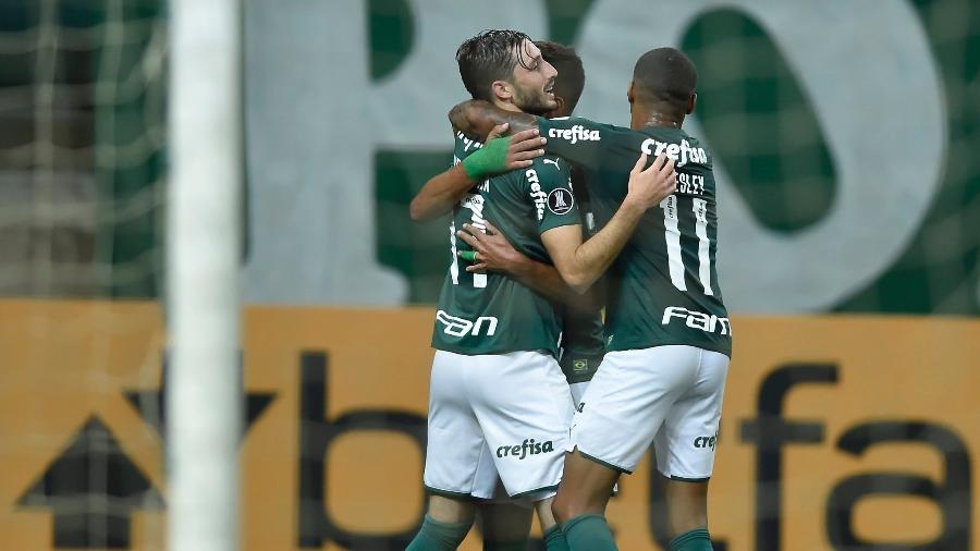 Matías Viña comemora com companheiros seu gol durante a partida entre Palmeiras e Universitario (PER), pela Libertadores - Staff Images / Conmebol