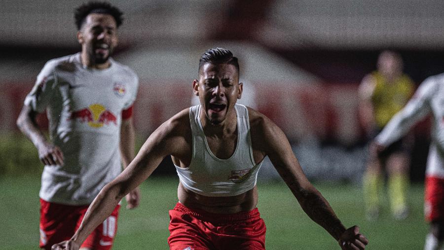 Weverton comemora o gol pelo Red Bull Bragantino contra o Atlético-GO - Heber Gomes/AGIF