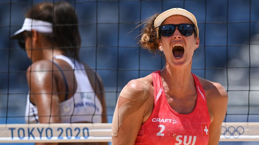 Joana Heidrich, da Suíça, durante partida contra Ana Patrícia e Rebecca nos Jogos Olímpicos de Tóquio - Daniel LEAL-OLIVAS / AFP