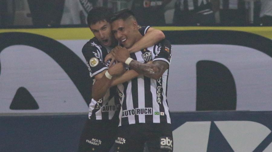 Zaracho e Nacho comemoram gol do Atlético-MG contra o Grêmio, no Brasileirão de 2021 - Fernando Moreno/AGIF