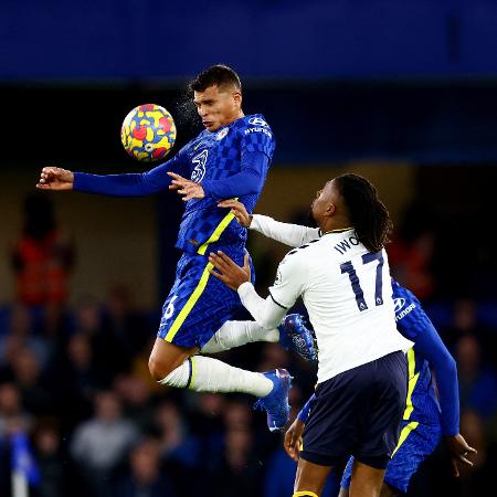 Thiago Silva disputa bola com Alex Iwobi, no confronto contra o Everton - DAVID KLEIN/REUTERS