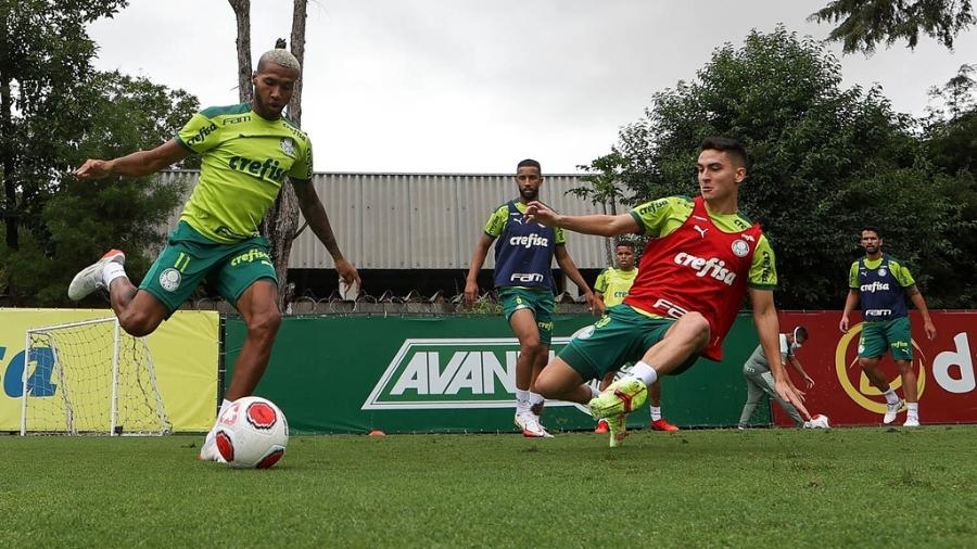 Os jogadores Wesley e Eduard Atuesta (D), da SE Palmeiras, durante treinamento, na Academia de Futebol - Cesar Greco