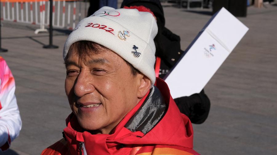 Ator e diretor Jackie Chan carregou a tocha olímpica na véspera da abertura dos Jogos Olímpicos de Inverno - REUTERS/Ryan Woo