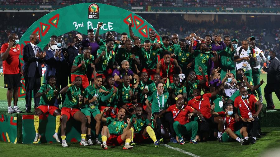 Jogadores de Camarões comemoram o terceiro lugar na Copa Africana de Nações - Daniel BELOUMOU OLOMO / AFP