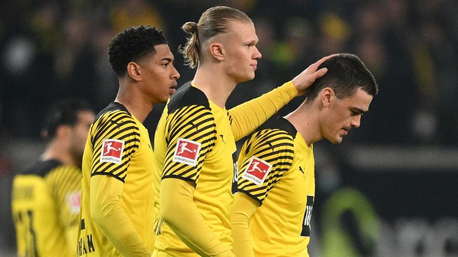 Giovanni Reyna, do Borussia Dortmund, é consolado por Haaland após se machucar em seu 1° jogo pós-lesão que o afastou por quatro meses dos gramados - Matthias Hangst/Getty Images