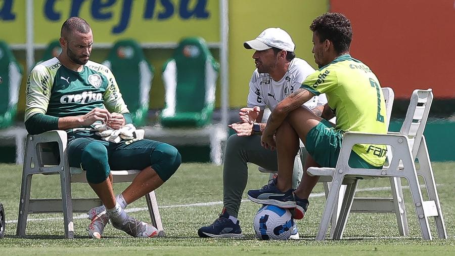 O técnico Abel Ferreira (C), o goleiro Weverton e o jogador Marcos Rocha (E e D), da SE Palmeiras, durante treinamento, na Academia de Futebol. (10/04/2022) - Cesar Greco/Palmeiras