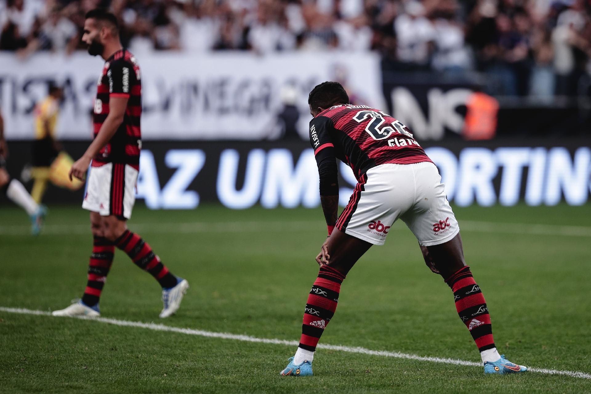 Com gol contra de Rodinei, Flamengo não aproveita as chances e é derrota pelo Corinthians