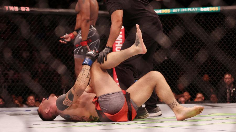 Tom Aspinall sofreu uma lesão na perna no início da luta contra Curtis Blaydes, válida pelo UFC - Matthew Childs/Reuters