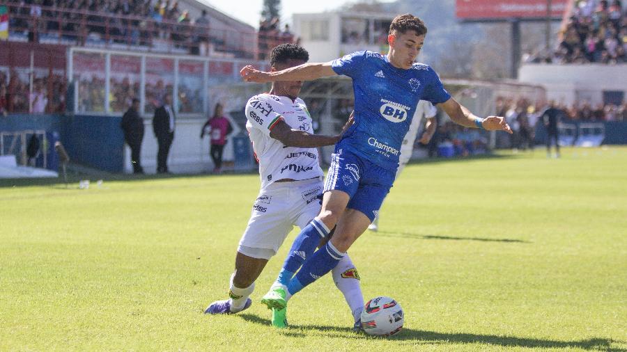 Stênio, do Cruzeiro, disputa a bola com Balotelli, do Brusque, em partida da Série B - Beno Nunes/AGIF