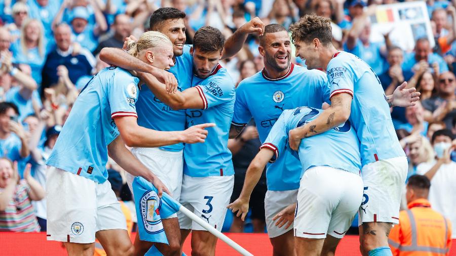 Liverpool vence Crystal Palace de virada e assume a liderança