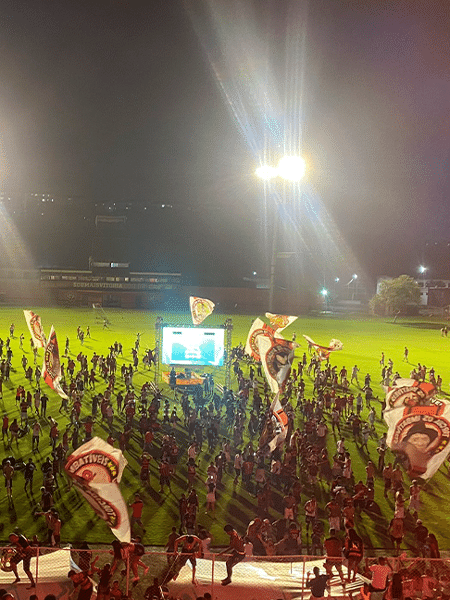 O Vitória montou um telão no gramado do Barradão para os torcedores assistirem à partida contra o Paysandu, que valia o acesso À Série B - Divulgação/Vitória