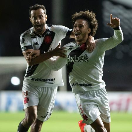 Nenê e Figueiredo comemoram gol do Vasco contra o Novorizontino - Jorge Rodrigues/AGIF