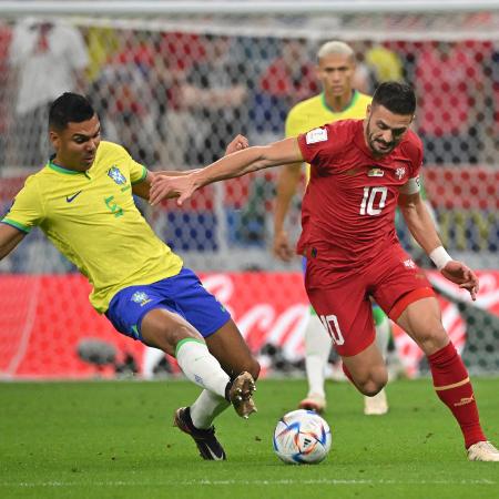 Casemiro dá bote em Dusan Tadic, da Sérvia, na estreia da seleção brasileira na Copa do Qatar - NELSON ALMEIDA / AFP