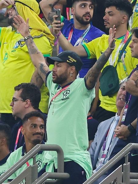 Neymar reclama da arbitragem na partida entre Brasil e Camarões, pelo grupo G da Copa do Mundo - Alex Livesey - Danehouse/Getty Images