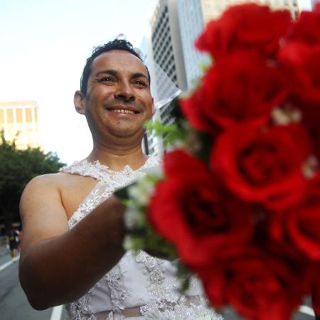 Homem se veste de noiva durante a São Silvestre 2022 - REUTERS/Carla Carniel