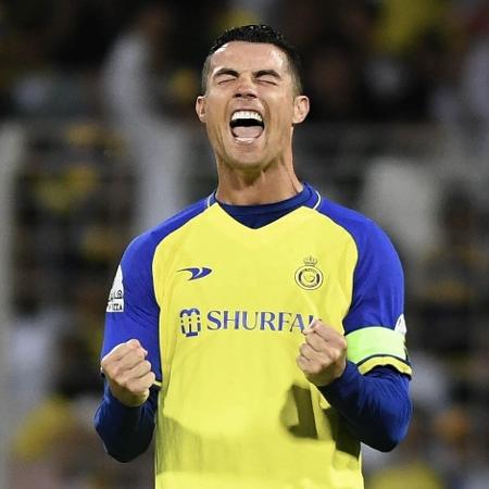 Cristiano Ronaldo comemora ao marcar na partida do Al Nassr contra o Al Wahda, pelo Campeonato Saudita - Stringer/Getty