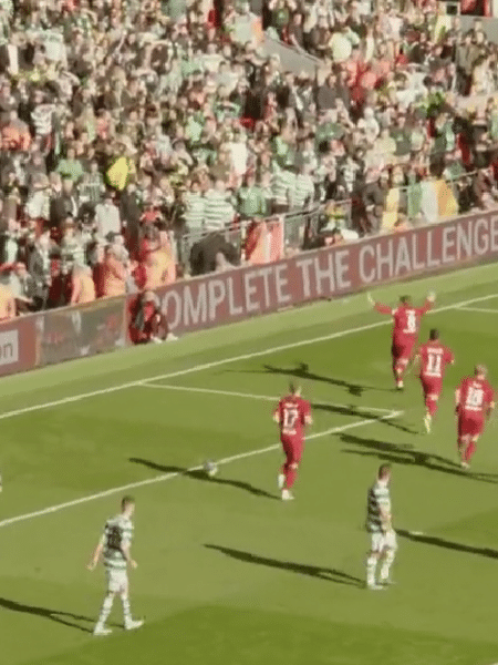 Em jogo beneficente, Gerrard comemorou gol pelo Liverpool e comemorou em frente à torcida do Celtic - Reprodução/Liverpool FC