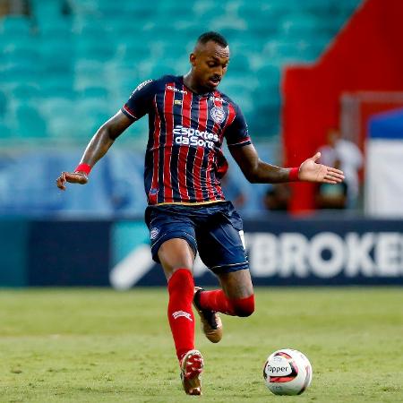 Raul Gustavo com a bola durante Bahia x Bahia de Feira, pelo Baiano - Felipe Oliveira / EC Bahia