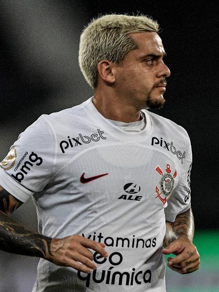 Fagner em ação durante Botafogo x Corinthians, jogo do Campeonato Brasileiro