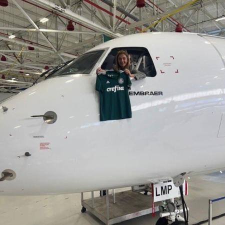 Leila posou em seu avião com uma camisa do Palmeiras da época da Adidas - Reprodução