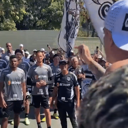 Elenco do Atlético-MG escuta discurso de líder da organizada Galoucura