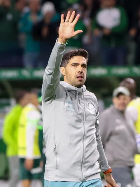 Abel Ferreira acena para a torcida após a vitória do Palmeiras sobre o Goiás, pelo Brasileirão