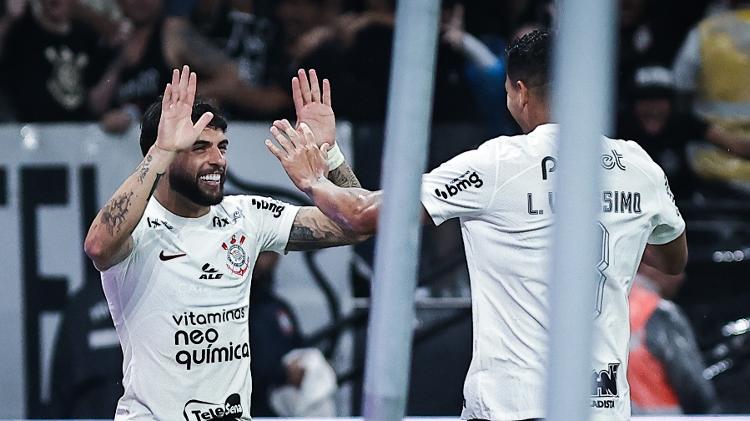 Yuri Alberto e Lucas Veríssimo comemoram gol do Corinthians sobre o Santos 
