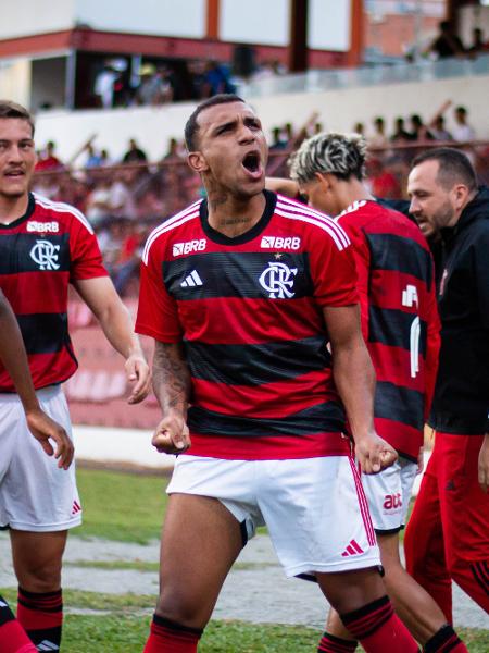 Petterson, do Flamengo, comemora após marcar gol contra o São José (RS) na Copinha