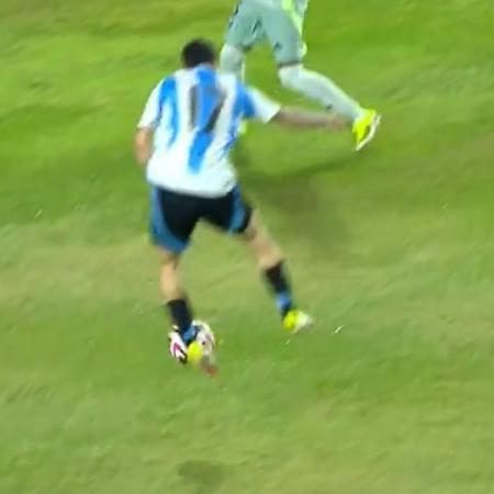Matías Soulé em ação para marcar golaço pela Argentina sub-23