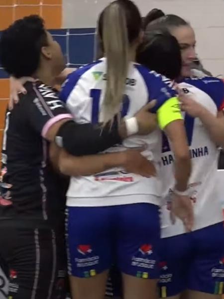 Jogadoras do Barateiro celebram gol contra o Londrina pela Liga Feminina Futsal 2024
