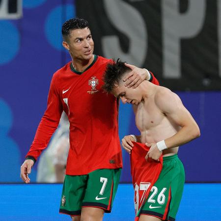 Francisco Conceição e Cristiano Ronaldo comemoram gol marcado por Portugal contra a República Tcheca pela Eurocopa
