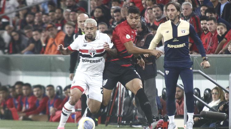 Rato, do São Paulo, disputa a bola durante jogo contra o Athletico pelo Campeonato Brasileiro