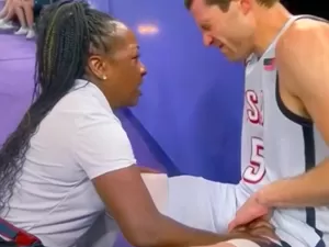 Jogador de basquete dos EUA recebe massagem na virilha; para que serve?