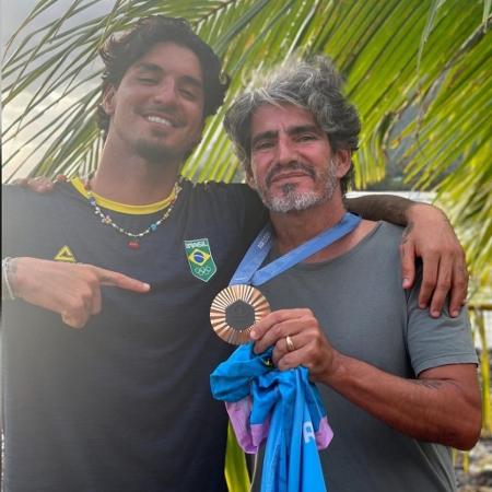 Charles Saldanha e Gabriel Medina comemoram medalha de bronze nas Olimpíadas de Paris