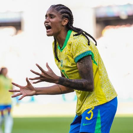 Tarciane, do Brasil, durante jogo contra os EUA nas Olimpíadas