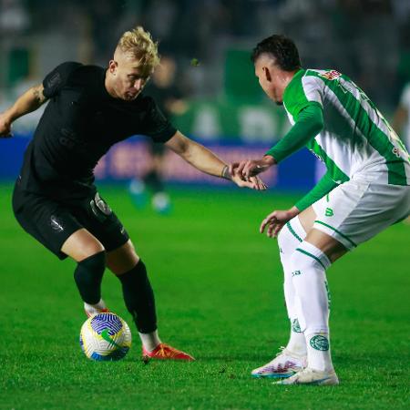 Pedro Henrique, do Corinthians, tenta fazer a jogada em jogo contra o Juventude, válido pela Copa do Brasil - Luiz Erbes/AGIF