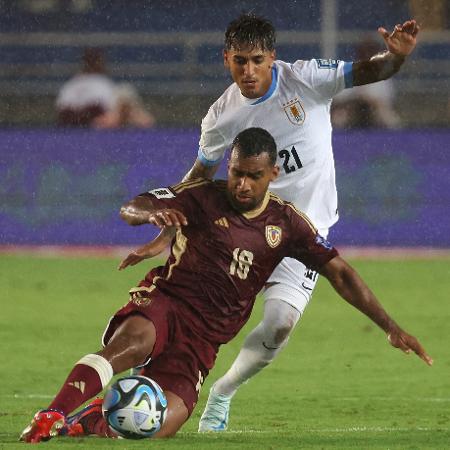 Casseres e Facundo Torres em ação durante Venezuela x Uruguai pelas Eliminatórias