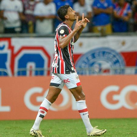 Luiz Gustavo, do São Paulo, celebra gol sobre o Bahia em partida do Campeonato Brasileiro