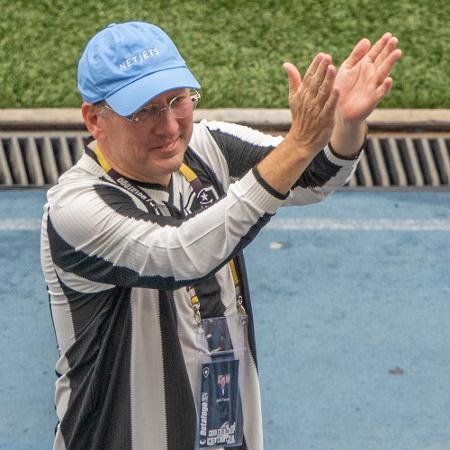 John Textor aplaude torcedores do Botafogo durante jogo contra o São Paulo -  MAGA JR/AGÊNCIA F8/ESTADÃO CONTEÚDO