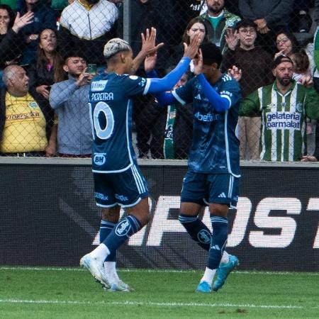 Time mineiro venceu pelo placar mínimo com gol de Tevis (à direita)