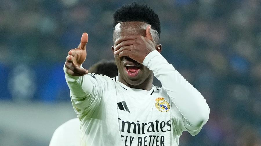 Vini Jr comemora gol do Real Madrid sobre a Atalanta em partida da Champions League