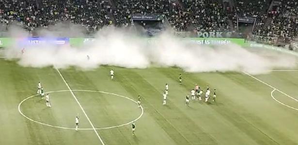 Fumaça de protocolo atrasa início da partida entre Palmeiras e Portuguesa.