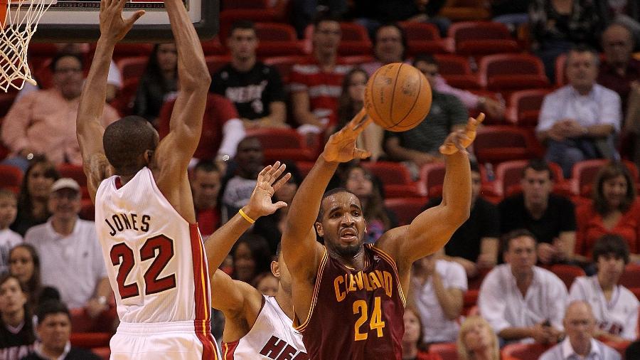 Samardo Samuels, do Cleveland Cavaliers, em jogo contra o Miami Heat, em 2011 Samardo Samuels, do Cleveland Cavaliers, em jogo contra o Miami Heat, em 2011