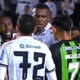 Boliviano ex-Santos é acusado de racismo na Série B; jogo foi paralisado
